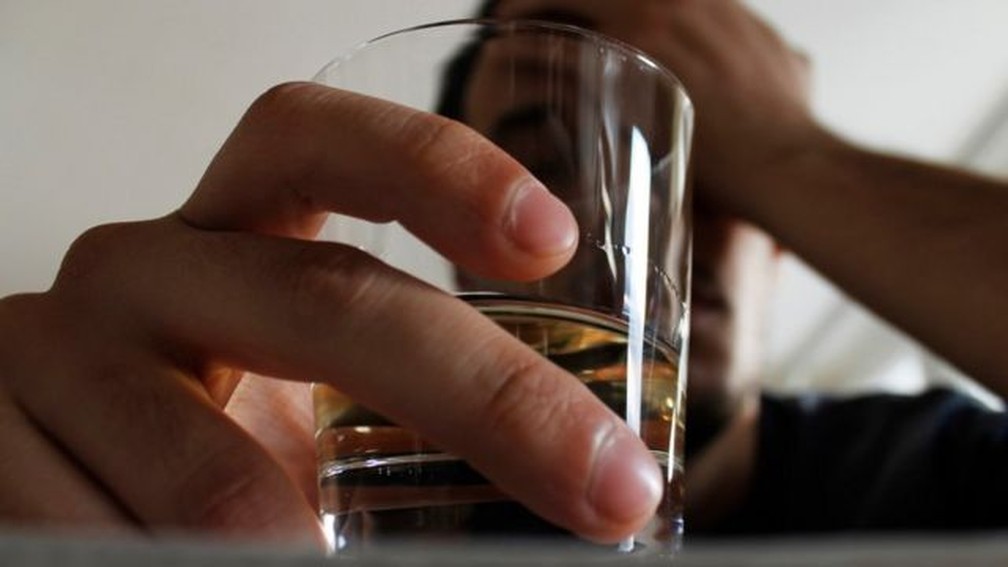 "O isolamento social e a falta de conexão humana são grandes fatores que levam algumas pessoas a recorrer ao álcool" — Foto: Getty Images/Via BBC