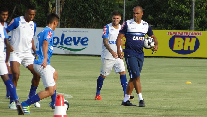 Sem Manoel, mas com Henrique e Fabiano, Cruzeiro faz primeiro treino