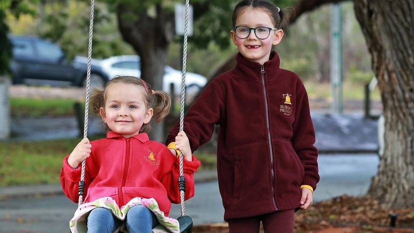 Odette, 7, ao lado da irmã Sigrid, 4 (Foto: Reprodução/Perth Now/David Baylis/Community News)