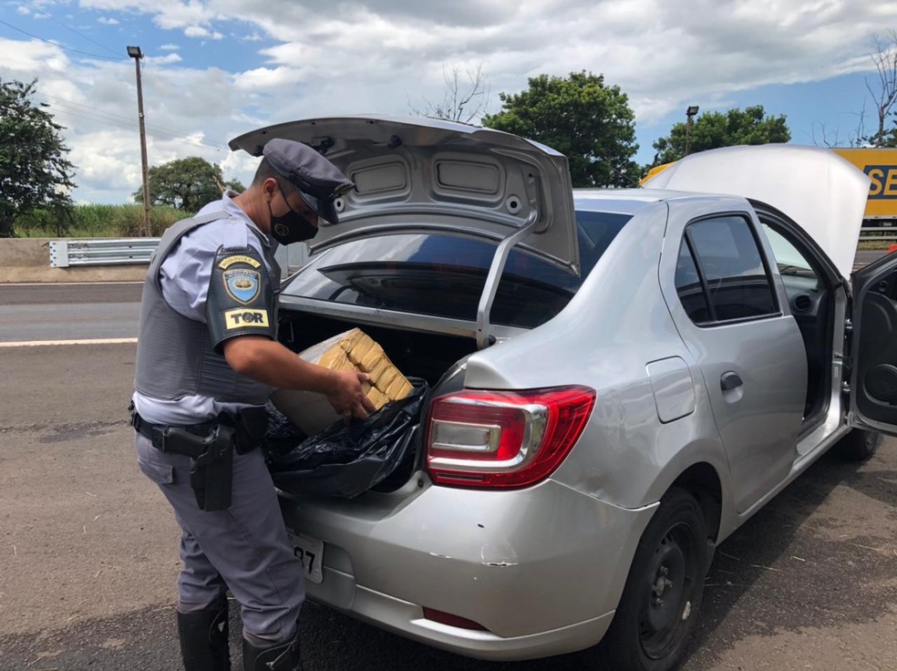 Droga estava no interior dos dois veículos abordados em Santa Cruz do Rio Pardo — Foto: Polícia Rodoviária/ Divulgação