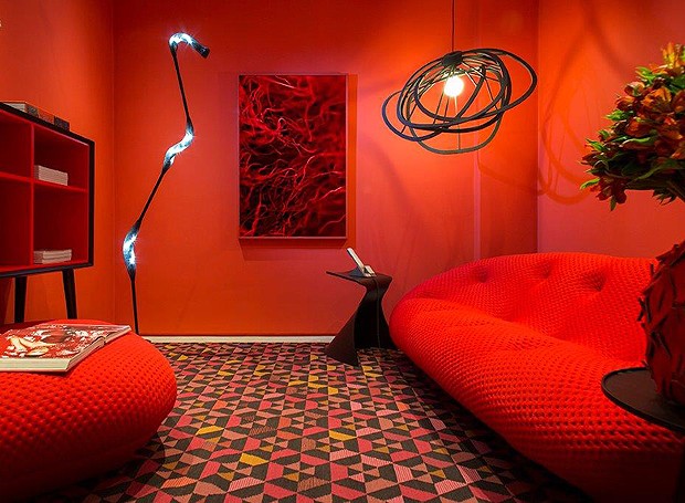 A sala íntima idealizada pelo designer Maximiliano Crovato é baseada no contraste das cores vermelho e preto (Foto: Juan Guerra/Divulgação)