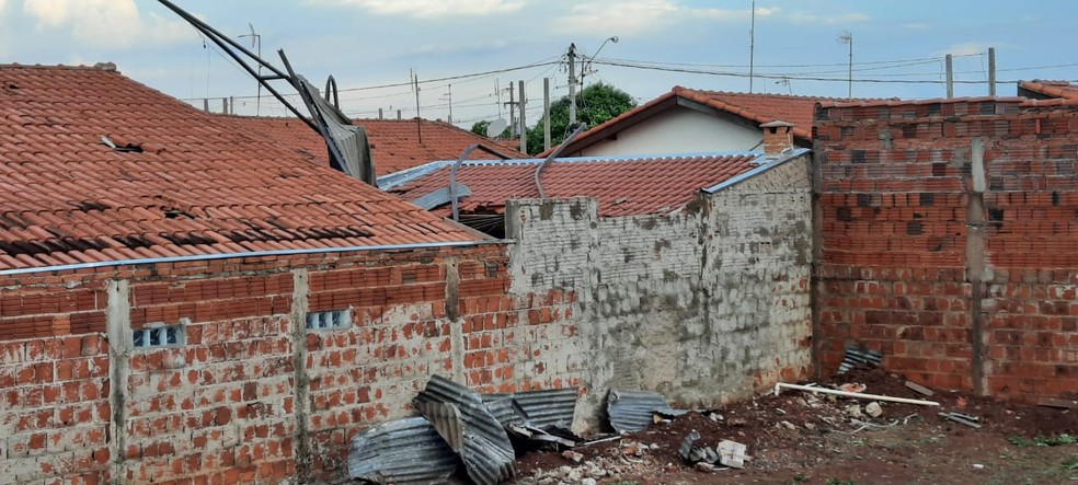  Em Bariri, no bairro Esperança 2, uma estrutura metálica voou e caiu em cima de uma casa — Foto: Corpo de Bombeiros/Divulgação