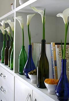 Transforme garrafas de todos os tipos em vasos exclusivos para as suas flores (Foto: Casa e Jardim)