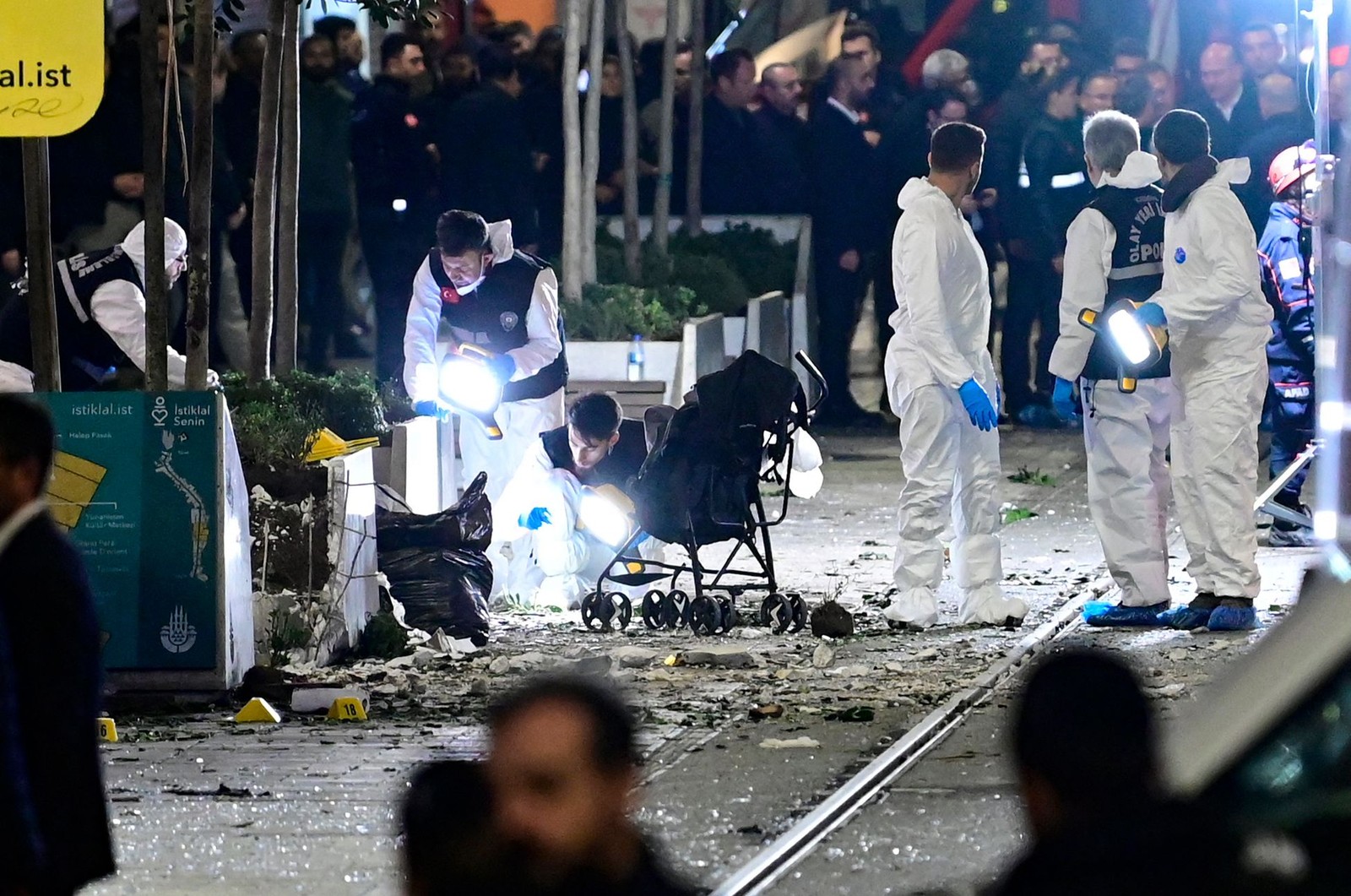 Peritos analisam local onde bomba foi detonada no centro de Istambul, Turquia. Seis pessoas morreram e mais de 50 foram feridas  — Foto: Yasin Akgul/AFP