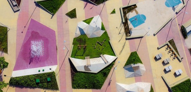 Vista do alto, a praça forma desenhos geométricos que variam de tom, contrapondo o concreto, o verde e áreas mais coloridas (Foto: Meireles Junior / Divulgação)