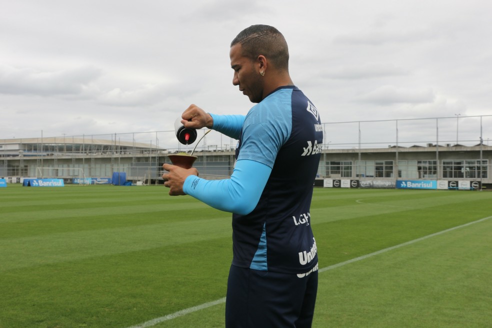 Jael prepara o chimarrão no CT Presidente Luiz Carvalho — Foto: Tomás Hammes/GloboEsporte.com