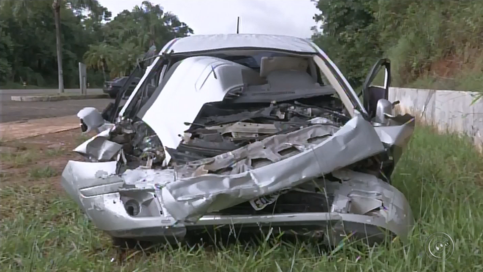 Sete pessoas estavam dentro do carro e apenas uma sobreviveu (Foto: Reprodução/TV Tem)