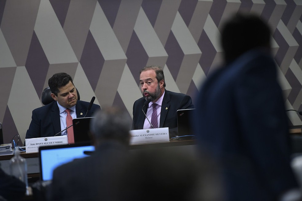 O presidente da CCJ, Davi Alcolumbre (União-AP), e o senador Alexandre Silveira (PSD-MG), relator da PEC da Transição — Foto: Edilson Rodrigues/Agência Senado