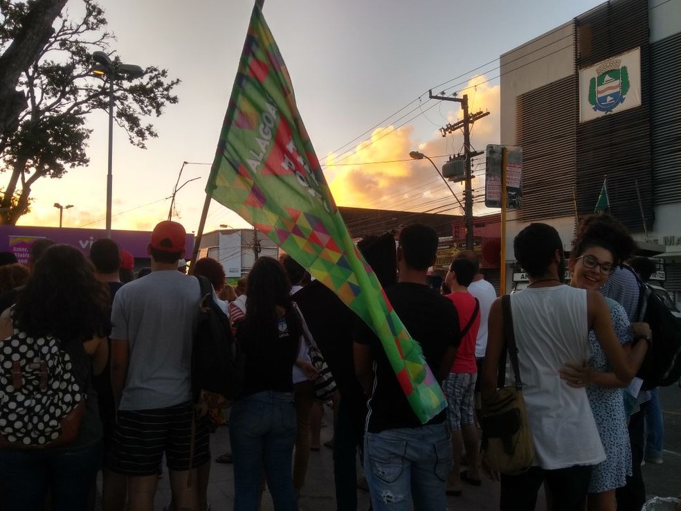 Manifestantes ocuparam a praça em frente à Câmara Municipal de Maceió para protestar pelo assassinato da vereadora Marielle Franco, no Rio de Janeiro (Foto: Matheus Tenório/G1)