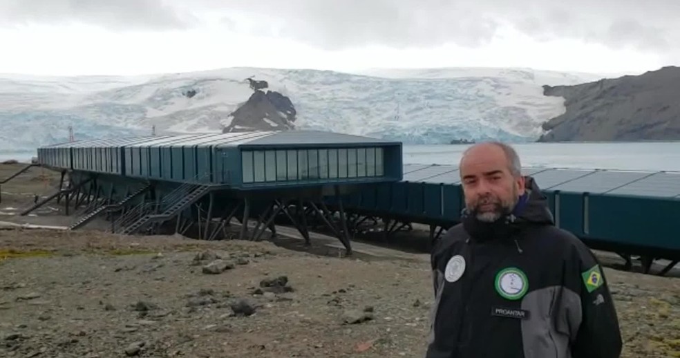 Cientista Paulo Câmara, da UnB em frente a Estação Antártica Comandante Ferraz — Foto: Arquivo Pessoal