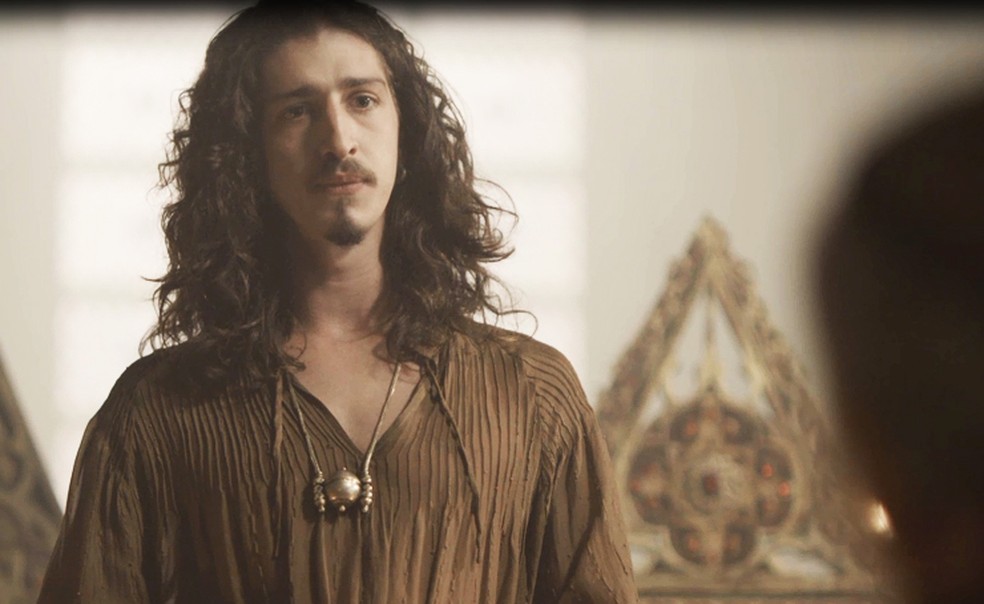 Rodolfo pensa nas palavras da religiosa, e como elas ajudaram a ver com clareza tudo o que estava acontecendo no castelo... (Foto: TV GLOBO)