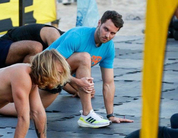 Lucas Bissoli faz exercícios em praia (Foto: Victor Chapetta/Agnews)