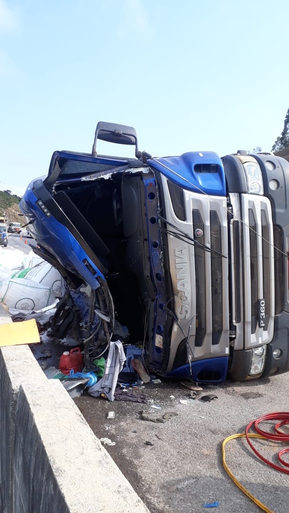 Motorista não resistiu aos ferimentos e filho foi socorrido — Foto: Divulgação/Corpo de Bombeiros