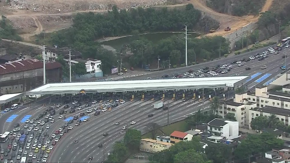 Linha Amarela apresentou trânsito pesado no sentido Centro na praça de pedágio na manhã desta quarta — Foto: Reprodução/TV Globo