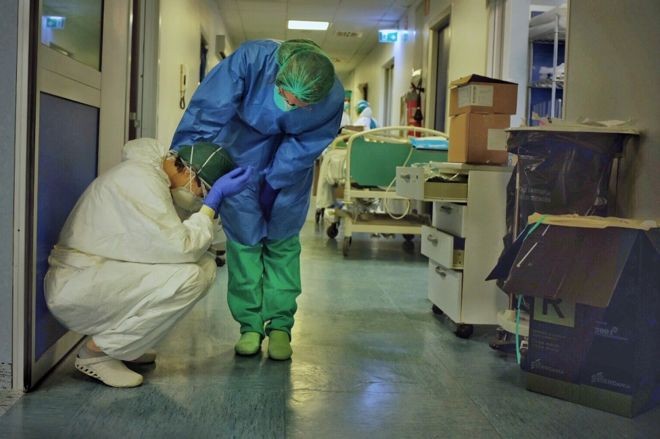Enfermeiro diz que, com suas fotos, quer mostrar as forças mas também fragilidades dos colegas (Foto: Paolo Miranda via BBC News)