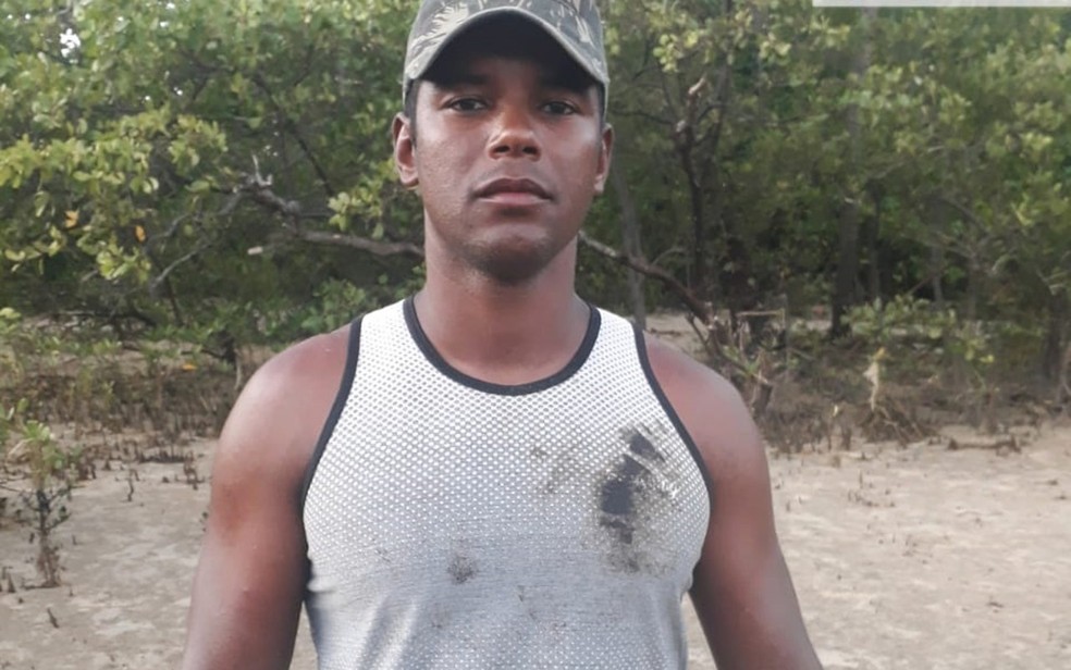 Édson Santos Silva, 32 anos, bombeiro civil que se voluntariou para recolher óleo em Tamandaré (PE) — Foto: Manoel Pedrosa/Prefeitura de Tamandaré