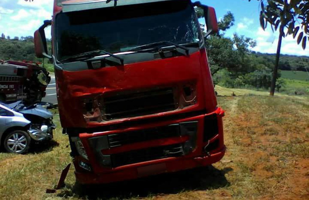 Acidente entre carro e caminhão aconteceu em Rancharia (Foto: Romu Rancharia/Cedida)