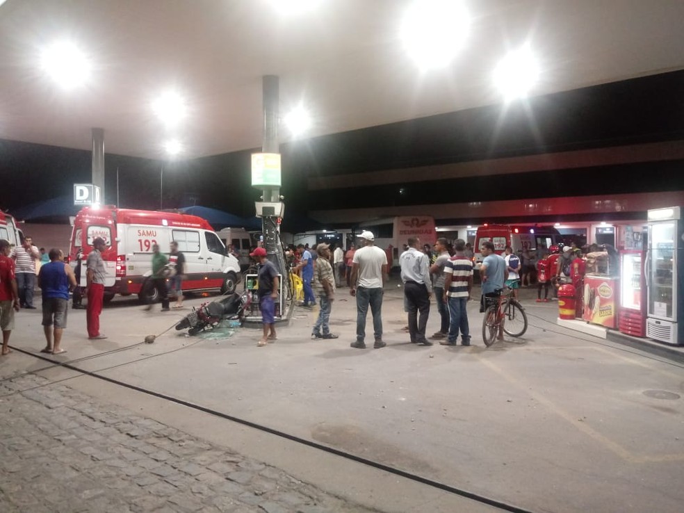 Posto no bairro Planalto, em Arapiraca, no Agreste de Alagoas, foi invadido por ônibus — Foto: Divulgação/Corpo de Bombeiros de Alagoas