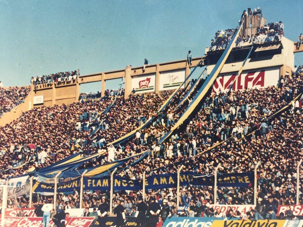 Tradicional "La 12" ficou com a faixa e a exibiu em jogos na Bombonera — Foto: Reprodução