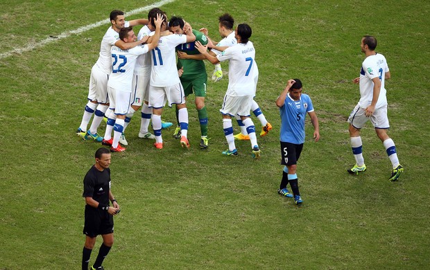 buffon festa penalti italia x uruguai (Foto: Getty Images)
