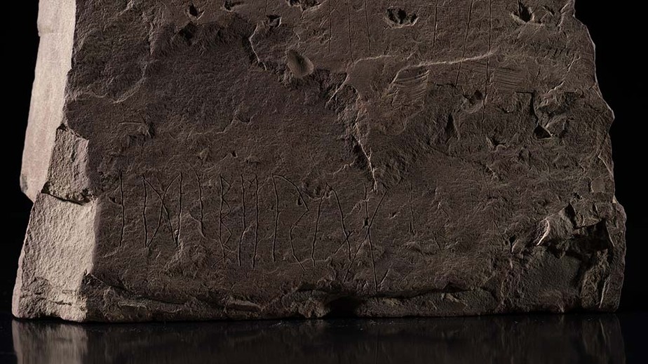 Pedra rúnica de 2 mil anos encontrada em túmulo descoberto por arqueólogos na Noruega