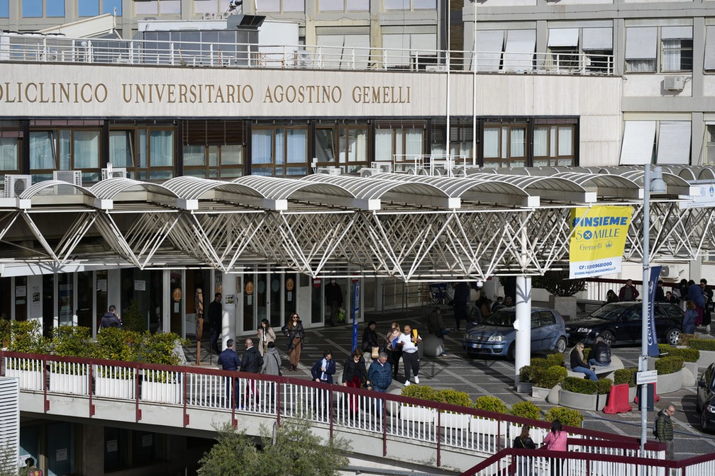 Hospital Agostino Gemelli, em Roma, na Itália, para onde papa Francisco foi levado com infecção respiratória, em 29 de março de 2023. — Foto: Andrew Medichini/ AP 