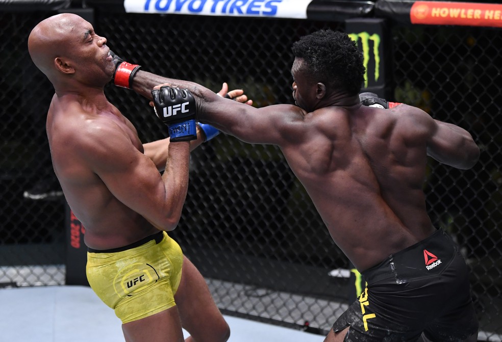 Uriah Hall desferiu apenas 11 socos no segundo round da luta contra Anderson Silva no último sábado — Foto: Getty Images