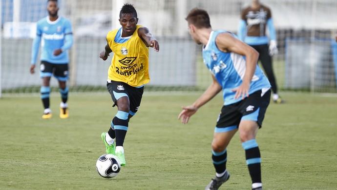 Kadu e Ramiro correm em treino do Grêmio com gol de Miller Bolaños