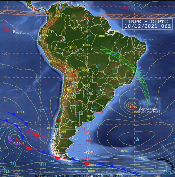 Nos mapas disponíveis no site do Instituto Nacional de Pesquisas Espaciais (Inpe), é possível ver em 10 de dezembro a Zona de Convergência do Atlântico Sul (traços verdes, da Amazônia à Bahia) e a formação da depressão subtropical na região costeira do Brasil (à direita) (Foto: Divulgação/Inpe)