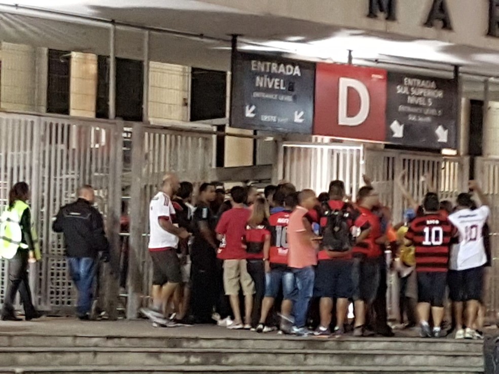 Torcedores do Flamengo tentam invadir o Maracanã (Foto: GloboEsporte.com)