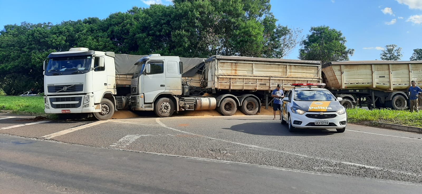 Carretas colidem na Rodovia Raposo Tavares em Ourinhos