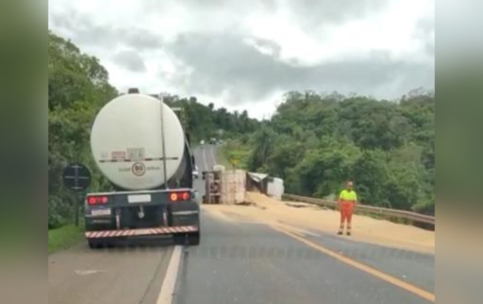 Caminhão carregado com farelo de soja tomba e deixa rodovia parcialmente interditada em Itapeva  — Foto: Arquivo Pessoal 