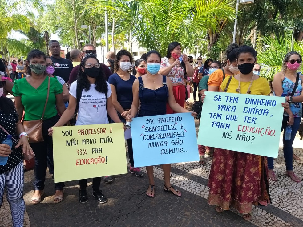 Com cartazes e carros de som, grupo se reúne nesta sexta-feira (11) em frente à prefeitura de Rio Branco — Foto: Eldérico Silva/Rede Amazônica