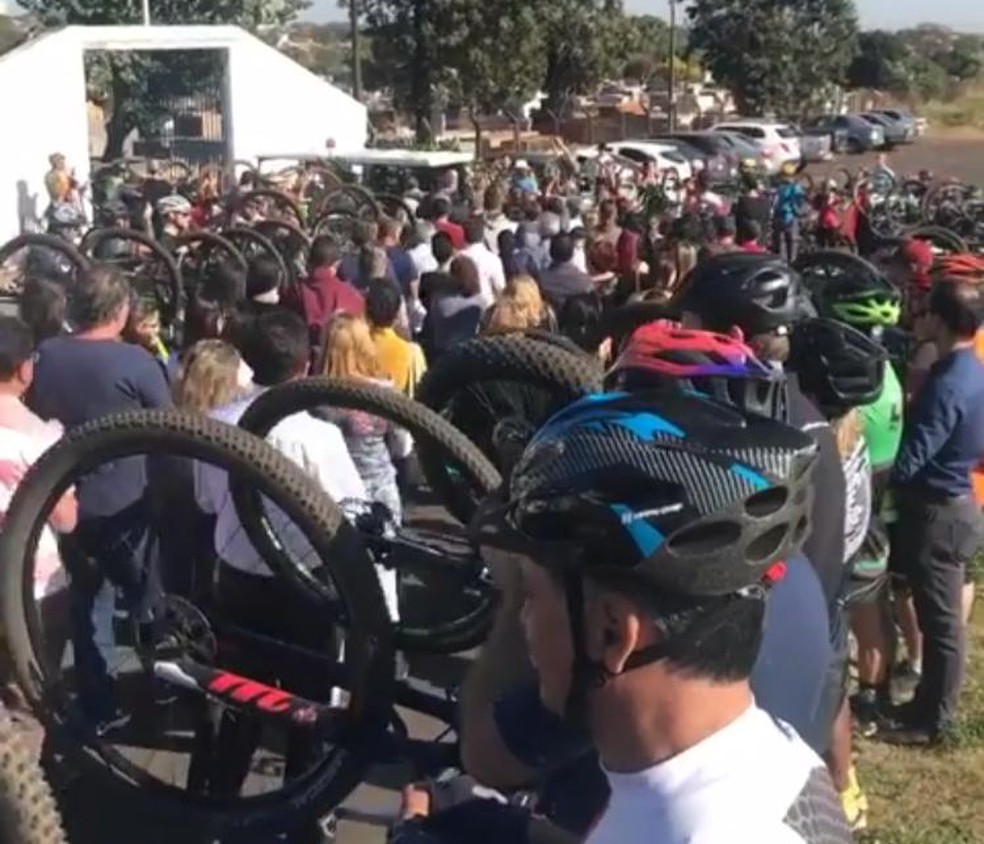 Ciclistas se reuniram no velório para prestar uma última homenagem a Ricardo Vital em Assis (Foto: Douglas Boing de Oliveira / Arquivo pessoal )