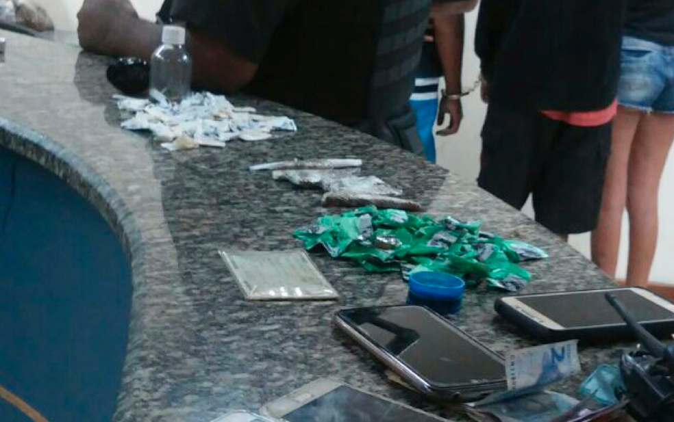 Material apreendido com os suspeitos foi encaminhado para a delegacia de Rio das Ostras (Foto: Polícia Militar/Divulgação)