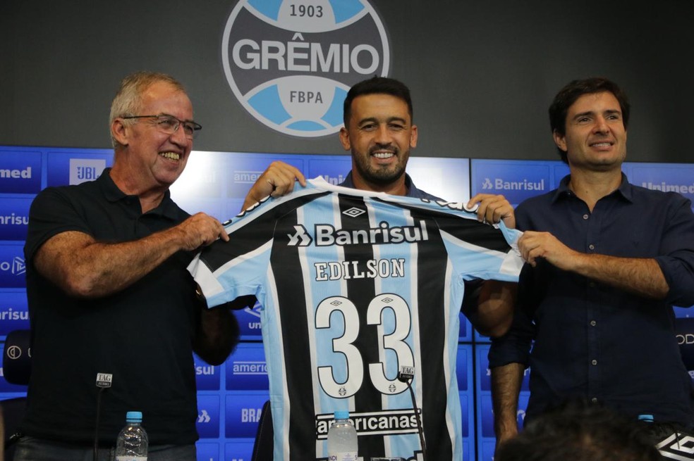 Edílson recebe camisa 33 no Grêmio — Foto: João Victor Teixeira