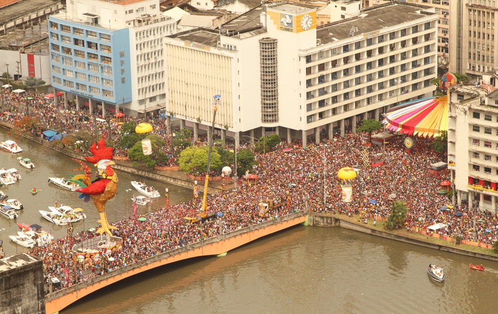 Vista aérea do desfile do Galo da Madrugada, o maior bloco carnavalesco do mundo, nas ruas do centro do Recife (Foto: Heudes Regis/JC Imagem/Agência Estado)