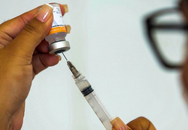 Sem tomar a segunda dose da vacina contra a covid-19, a proteção fica incompleta (Foto: Getty Images)