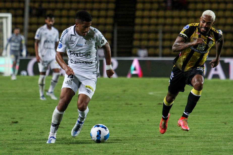 Ângelo em partida contra o Deportivo Táchira, na Sul-Americana de 2022