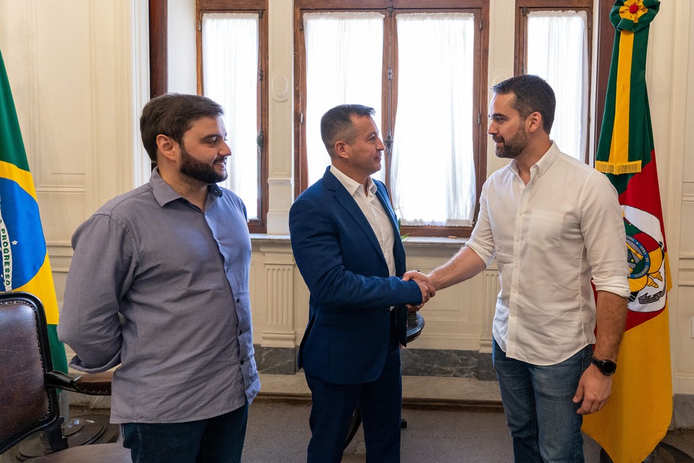 Vice-governador eleito, Gabriel Souza; Sandro Caron; e Eduardo Leite no Pal&aacute;cio Piratini em Porto Alegre &mdash; Foto: Mauricio Tonetto/Divulga&ccedil;&atilde;o