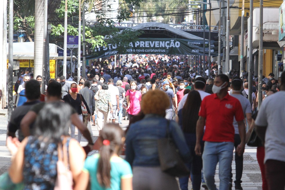 Movimentação intensa de pessoas no centro de Campinas, interior paulista, nesta sábado, véspera do Dia dos Pais e primeiro dia da cidade na fase amarela do Plano São Paulo, para conter a disseminação do coronavírus (Covid-19) — Foto: Luciano Claudino/Código19/Estadão Conteúdo