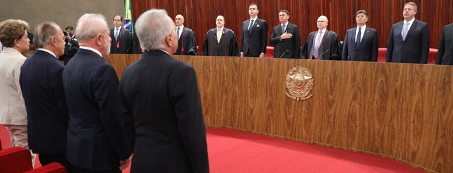 Ex-presidentes e mesa de autoridades no TSE — Foto: Divulgação/TSE