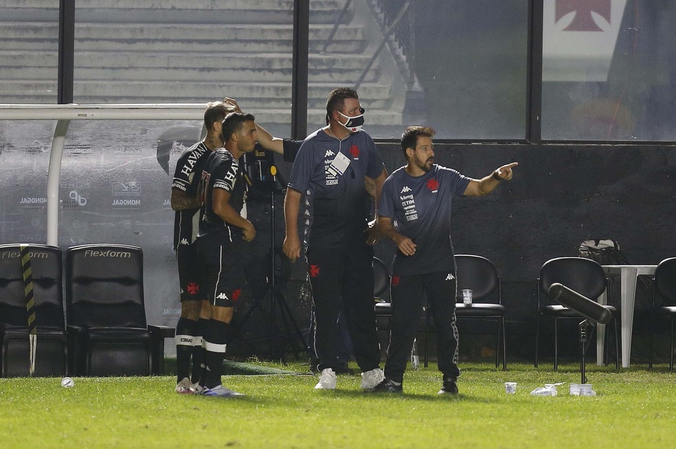 Ramon orienta jogadores em vitória do Vasco sobre o Sport — Foto: Rafael Ribeiro/Vasco