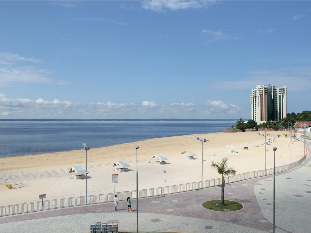 Movimento na praia foi tranquilo na manhã do primeiro dia do ano. Durante madrugada, dez pessoas tentaram invadir local. (Foto: Camila Henriques/G1 AM)