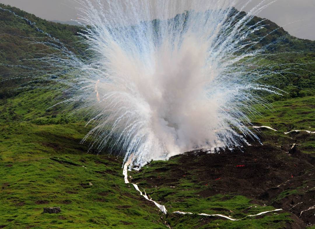 Bomba feita com fósforo branco atinge alvo durante o exercício militar ao sul de Taiwan.