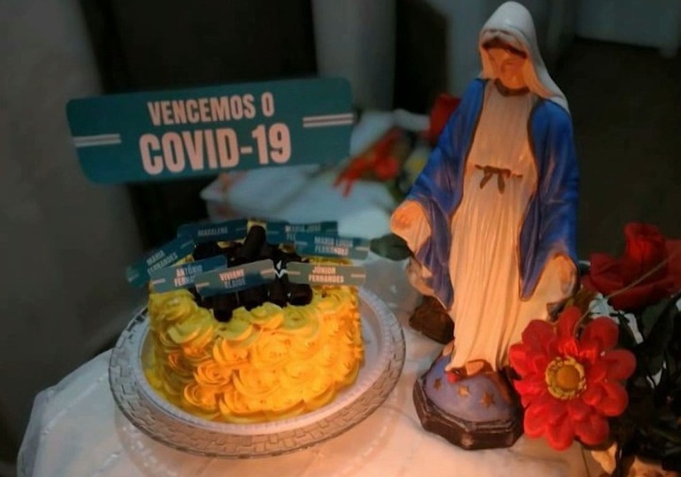 Família preparou bolo e decoração para comemorar a recuperação da Covid-19, em Bayeux, na Paraíba — Foto: Reprodução/TV Cabo Branco