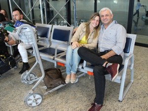 Casal aguarda voo no Aeroporto Eduardo Gomes; pouso forçado atrasou decolagens no local (Foto: Camila Henriques/G1 AM)