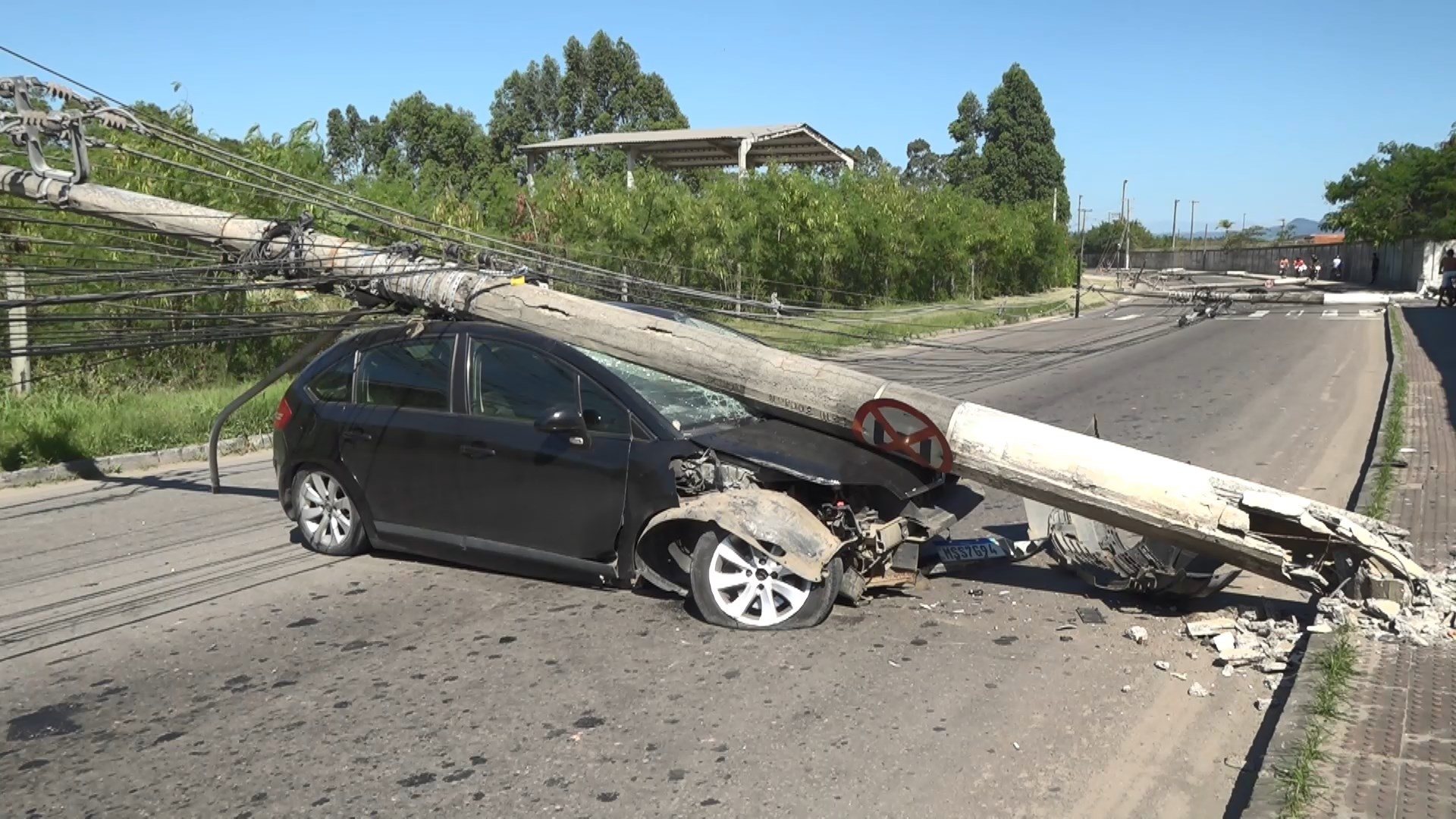 VÍDEO: Motorista perde o controle de carro, bate e derruba seis postes em Vila Velha, no ES