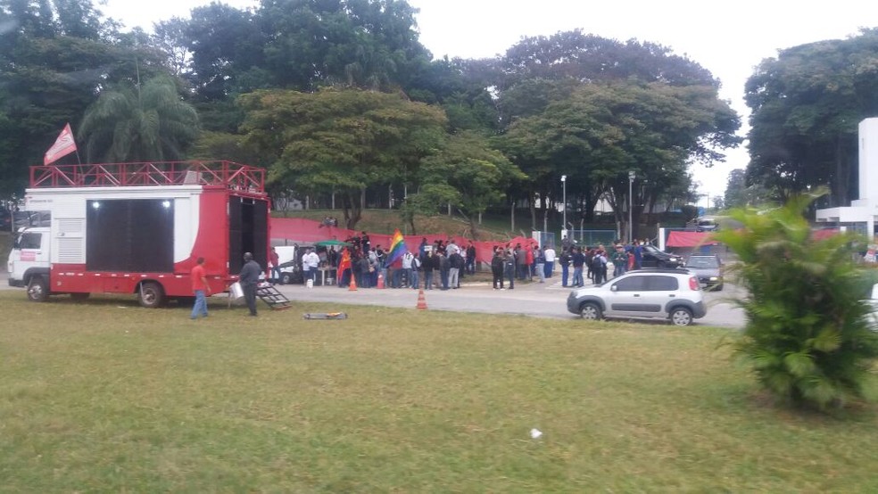 Trabalhadores da Hitachi conseguiram reversão de demissões na justiça — Foto: Jaine Monteiro/TV Vanguarda
