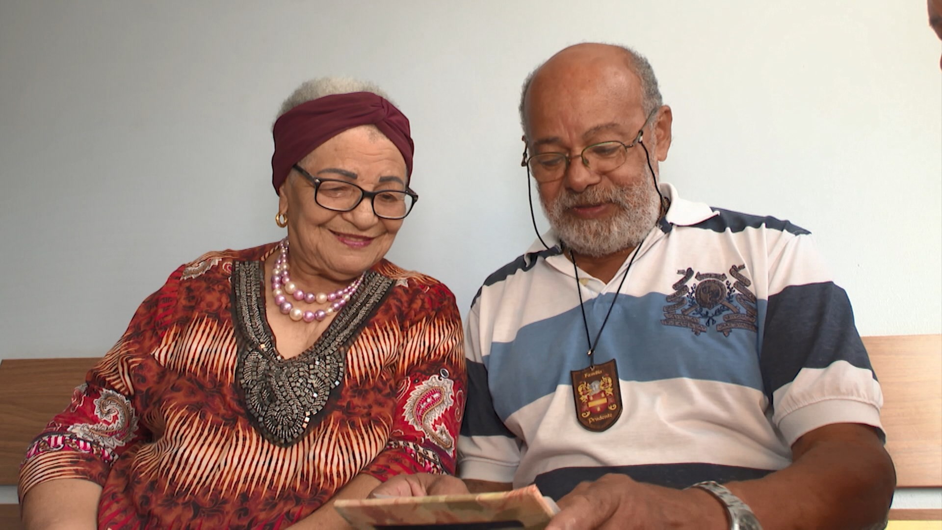 Criado por tia, idoso consegue acrescentar nome dela em certidão de nascimento e comemora novo sobrenome: 'era o que faltava'